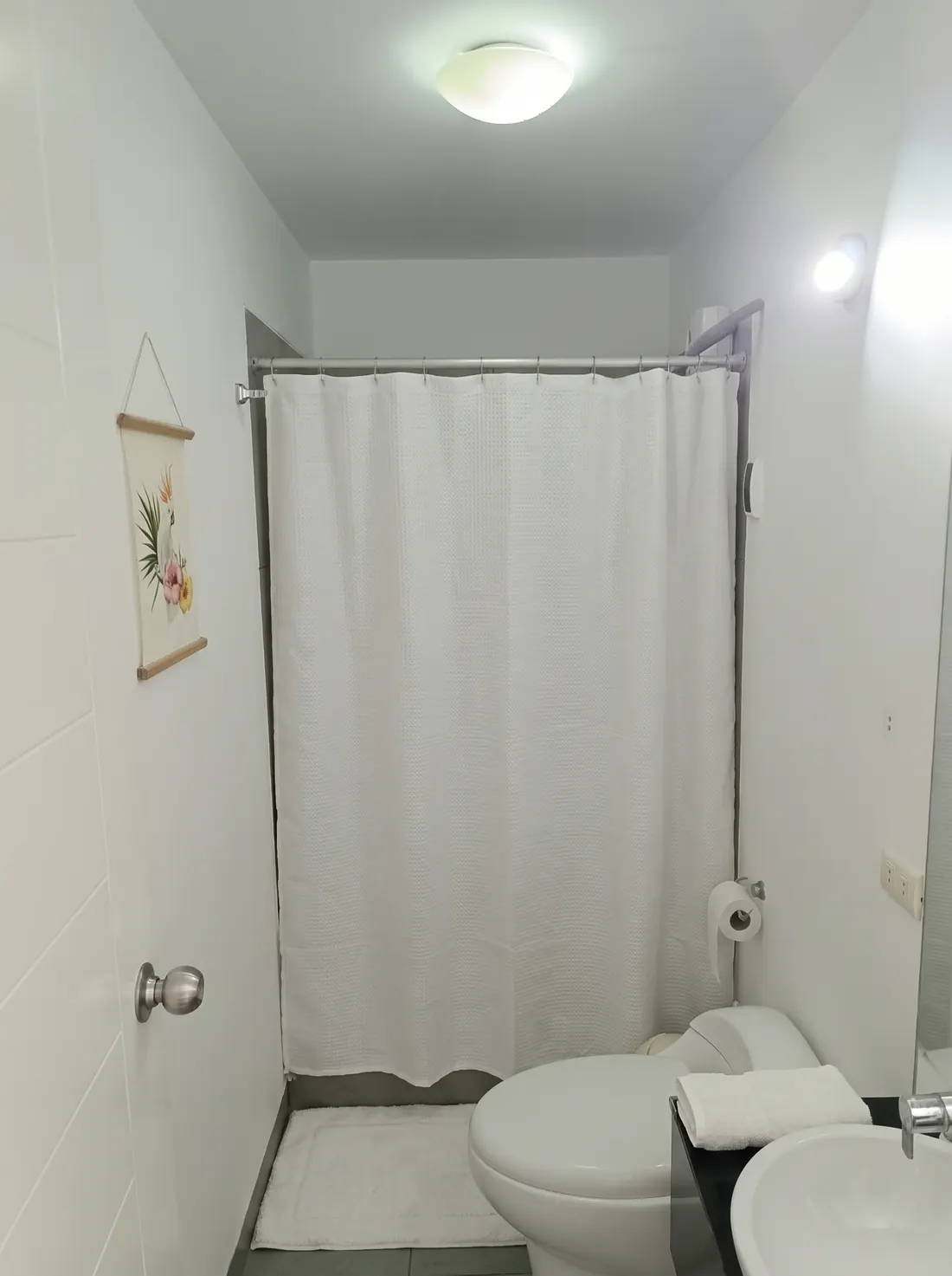 Segundo baño con ducha y cortina blanca