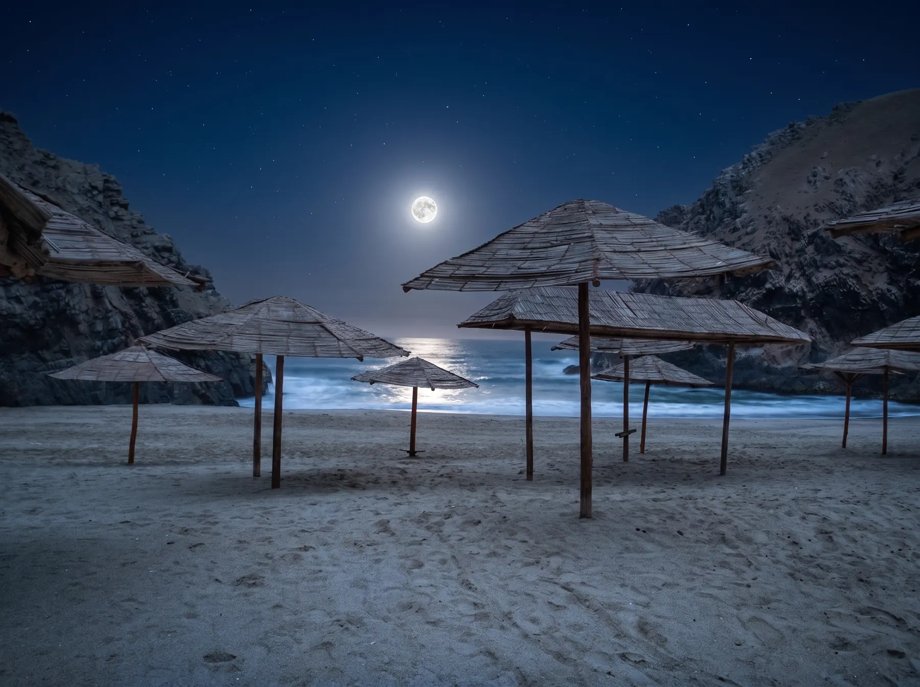La caleta de noche con luna llena sobre el mar