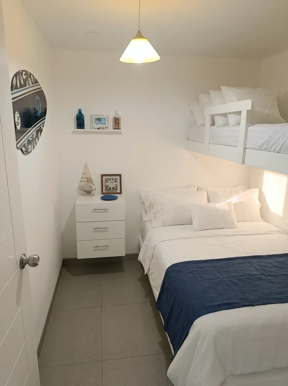 Segundo cuarto de niños con cama alta y cama de dos plazas