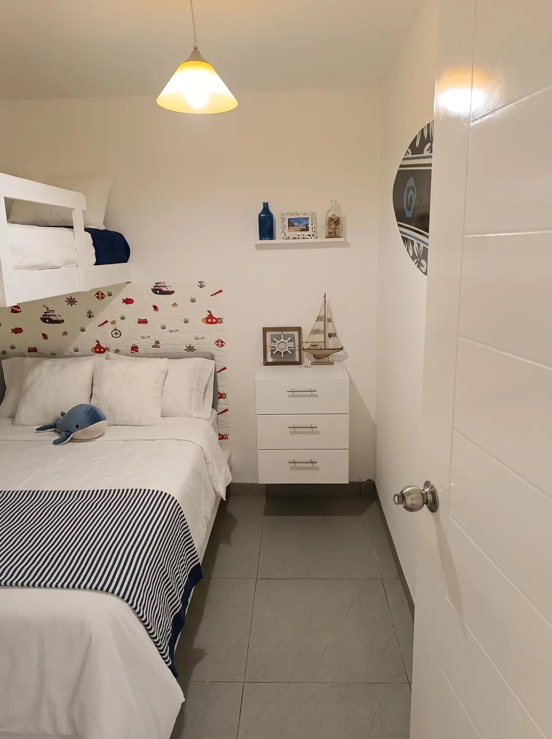 Cuarto de niños con cama de dos plazas y cama alta