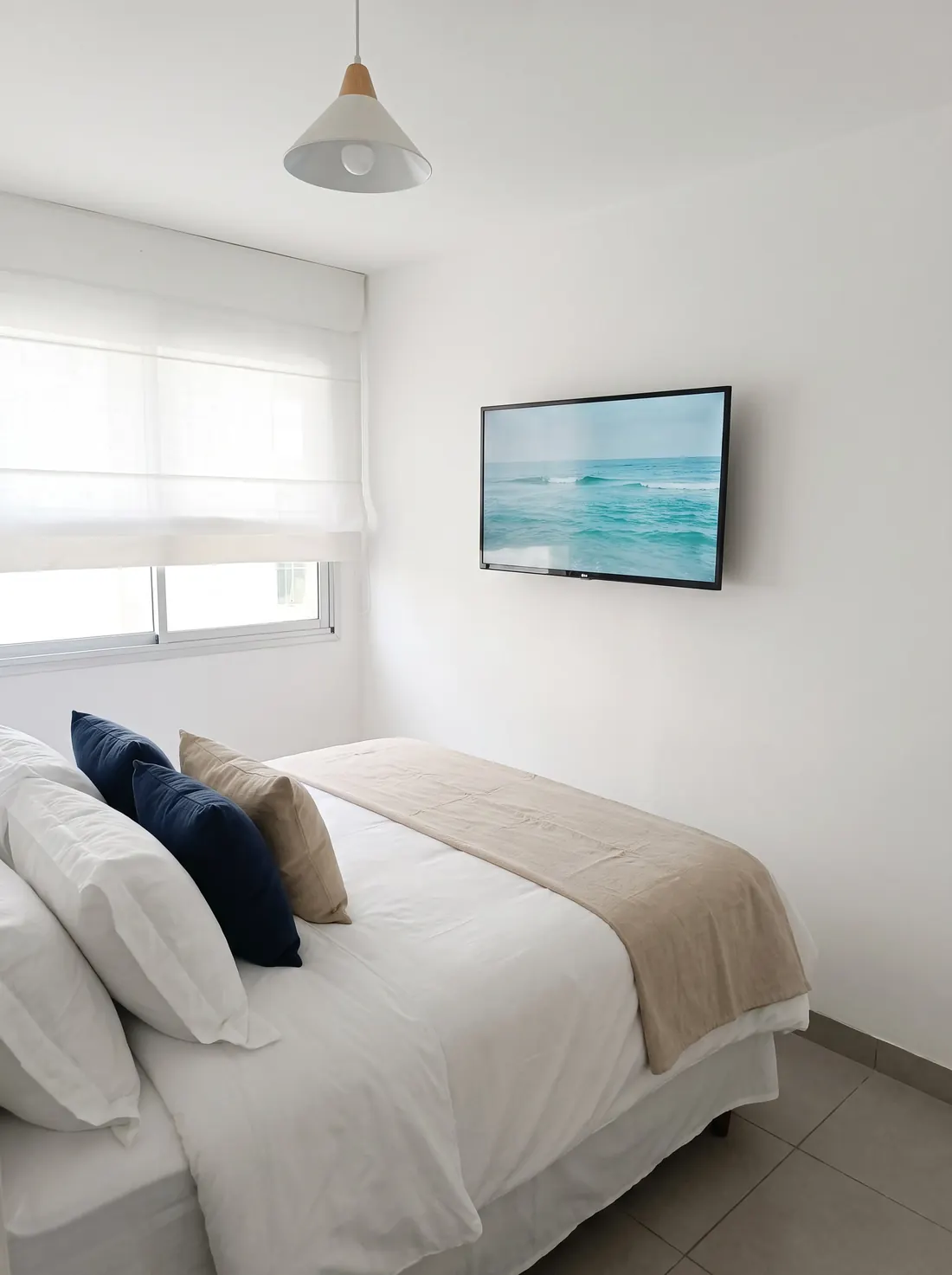 Dormitorio principal hacia la ventana, con TV con cable