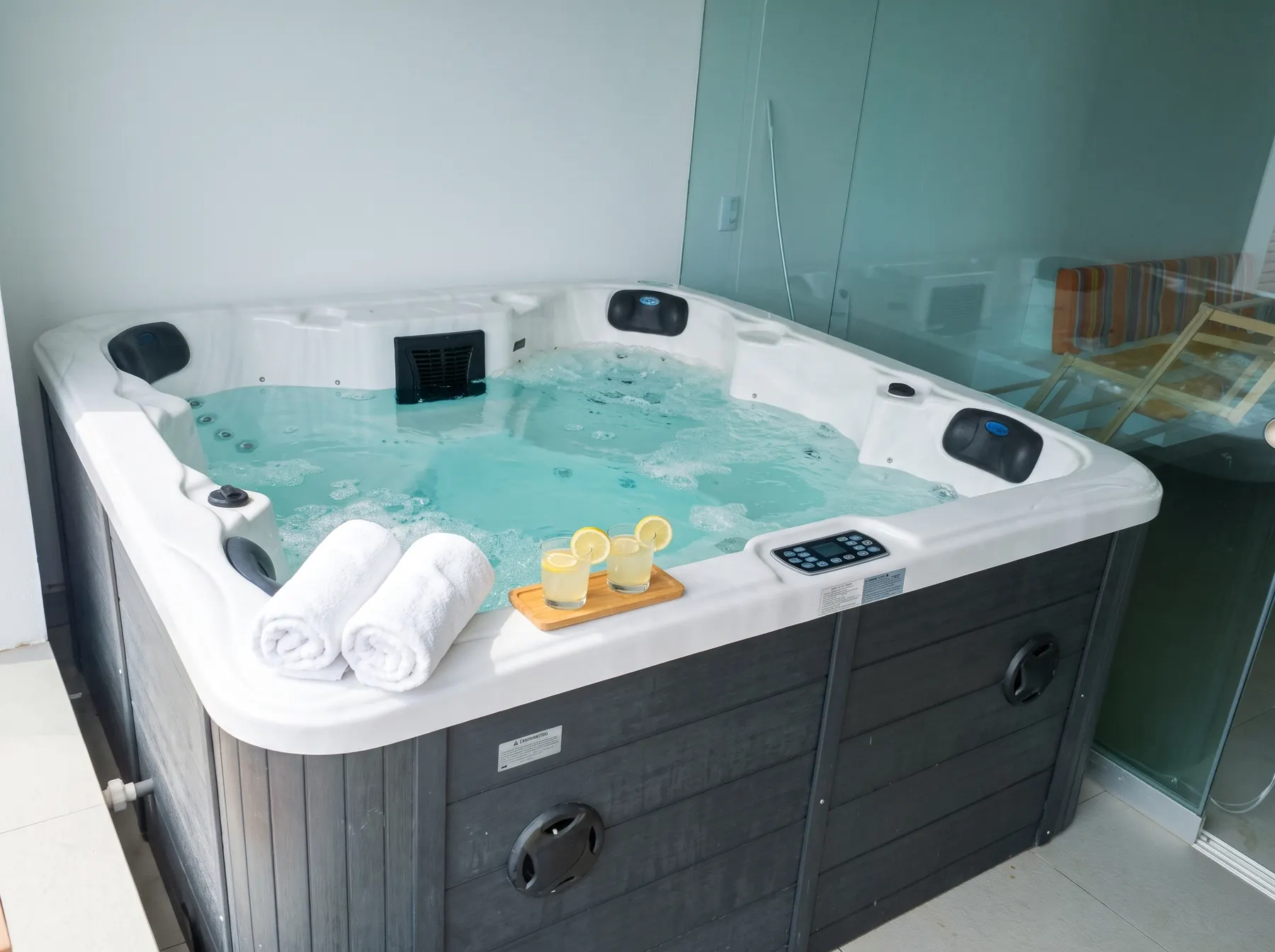 Jacuzzi con hidromasaje para 4 adultos, toallas y limonadas