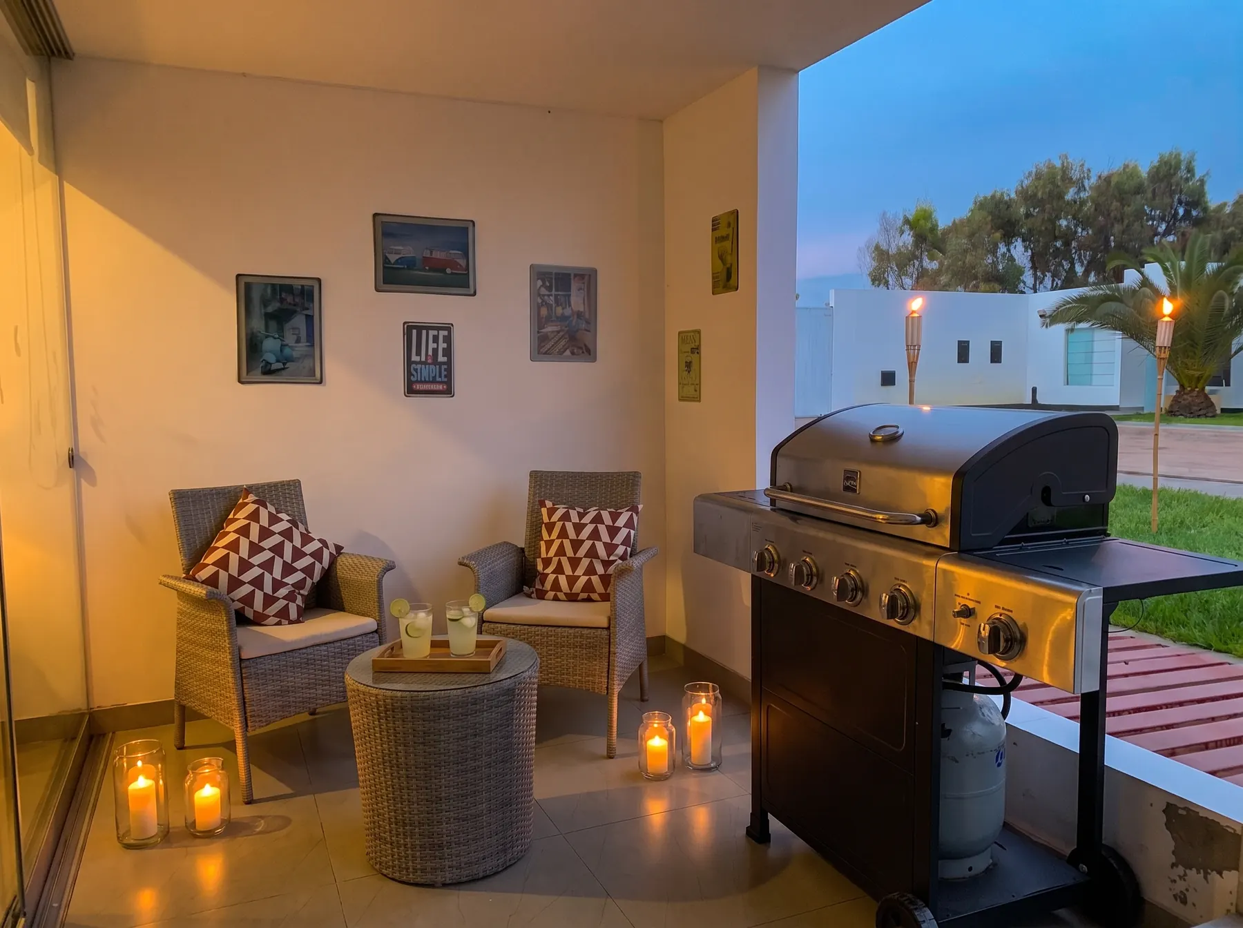 Terraza de noche con antorchas y velas encendidas